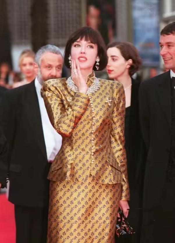 看到97年巩俐和莫妮卡贝鲁奇合照,才明白,东方美人才是真的抗老