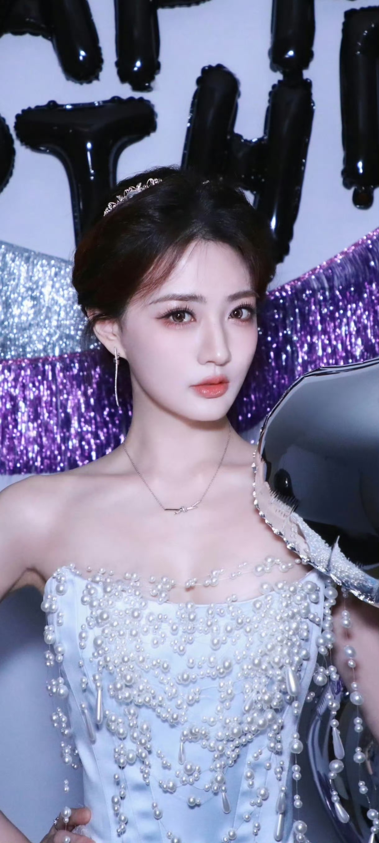 徐璐31岁生日营业照，一席白色珍珠长裙好美好漂亮，生日快乐呀！