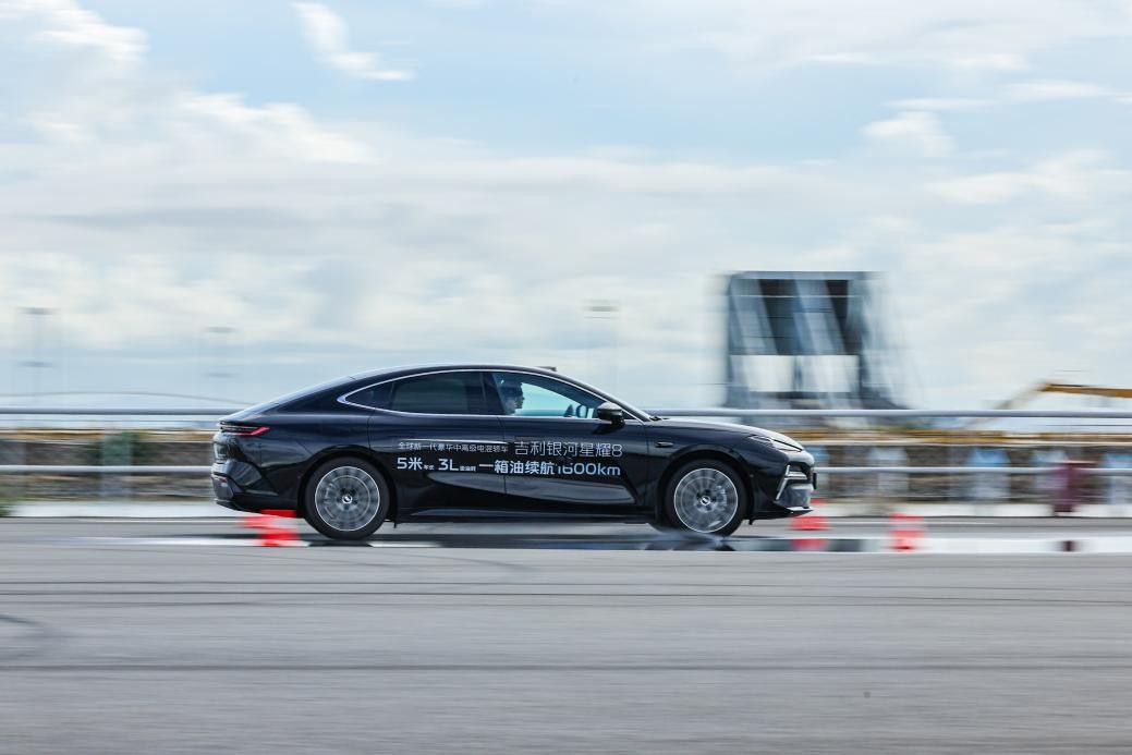 12万买C级车?吉利星耀8″五大旗舰″暴打BBA!深圳试驾现场直击