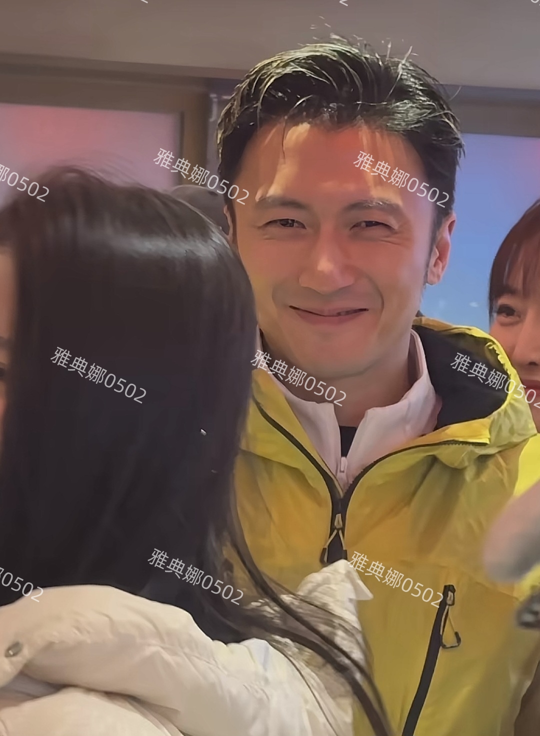 原来谢霆锋也是南方小土豆在哈尔滨跟卖糖葫芦大哥合影的他好娇小