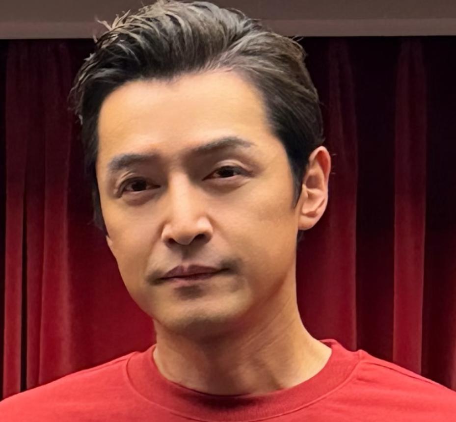 票房卖不过易烊千玺、想和小鲜肉抢饭碗，43岁胡歌迎来中年危机