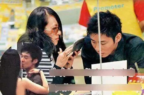 娜然跟着霍启山回到香港，两人同游意大利，娜然老钱风穿搭显贵气