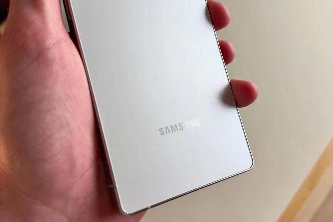 大降1200元，驍龍8至尊+2K直屏+2億主攝+鈦金屬，三星旗艦親民了