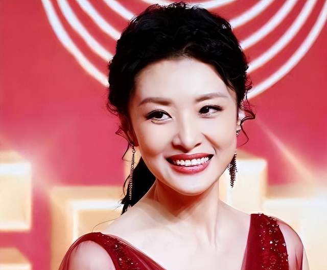 央视美女主持,成名后抛弃初恋丈夫转身嫁给富商,如今过得怎样了