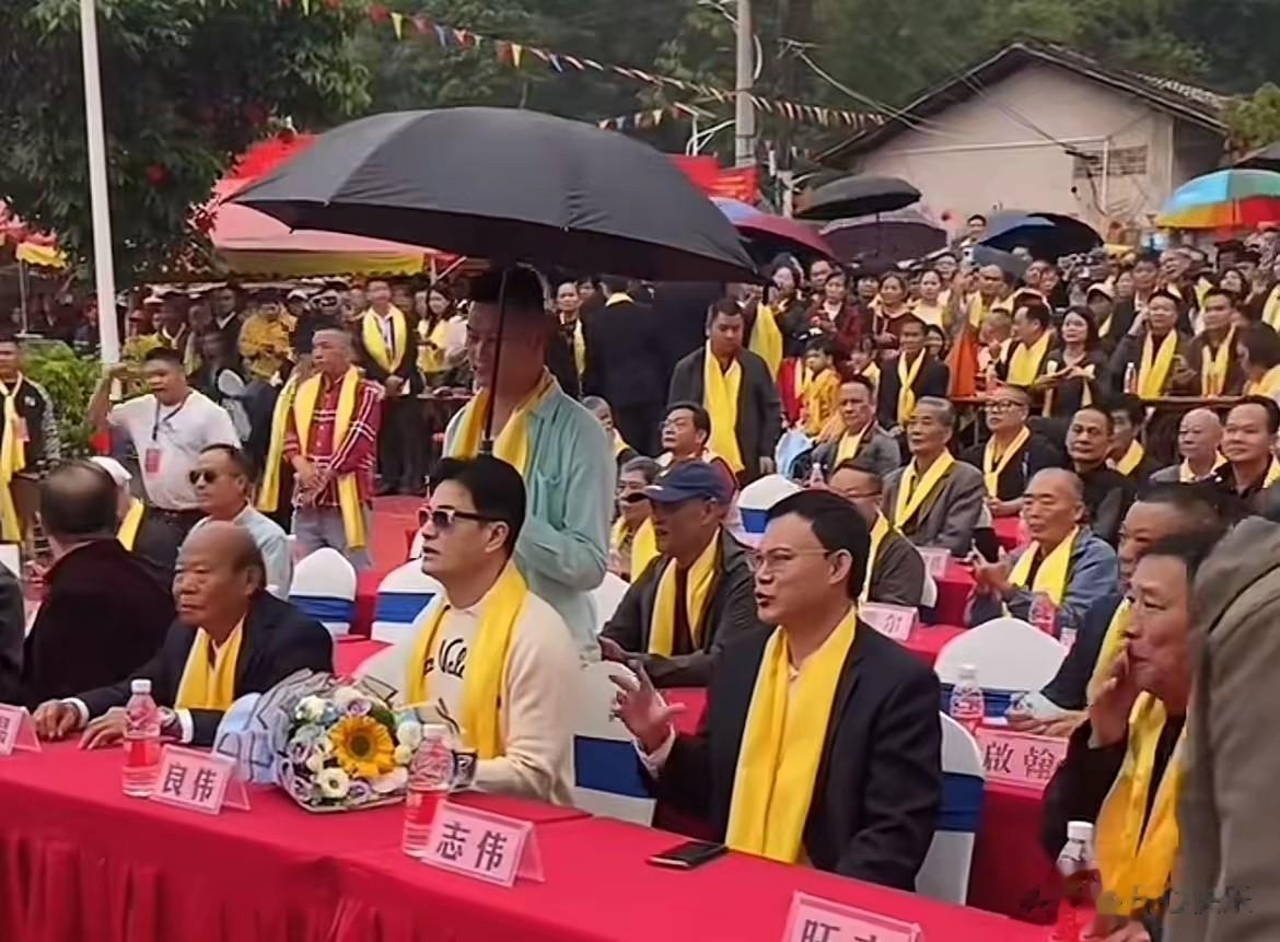 68岁吕良伟父子回陆川祭祖！开劳斯莱斯倍有面，因生于越南惹争议