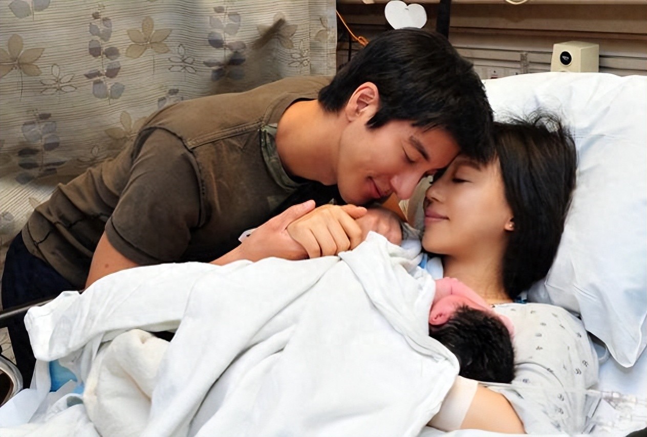 离婚2年，11岁还未上学的孩子，揭开了王力宏和李靓蕾仅剩的体面