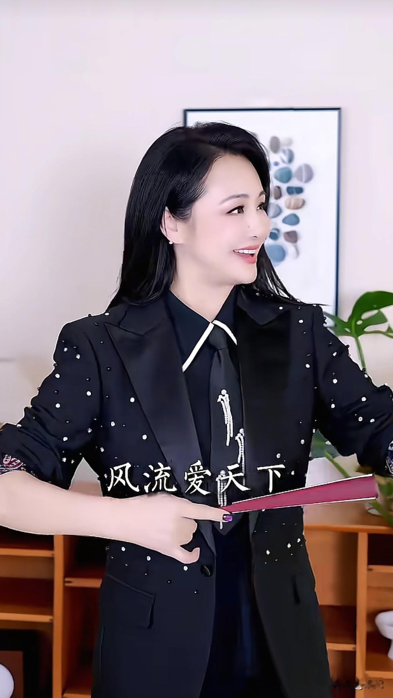 51岁曹颖最新穿搭:西装外套+超短裙,减龄又时髦,美得像35岁