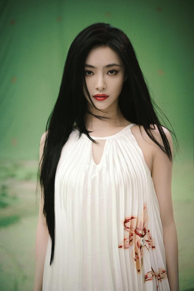 许佳琪纯白挂颈连衣裙，夏日一丝凉爽