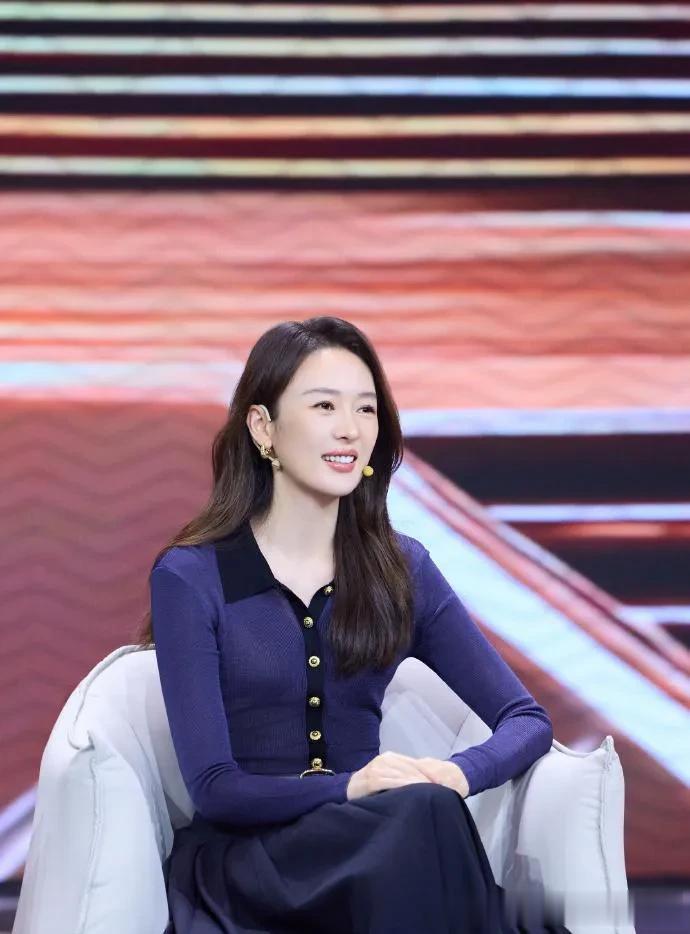 阔太童瑶气质真高级！穿紫色针织衫+百褶长裙，时髦又优雅