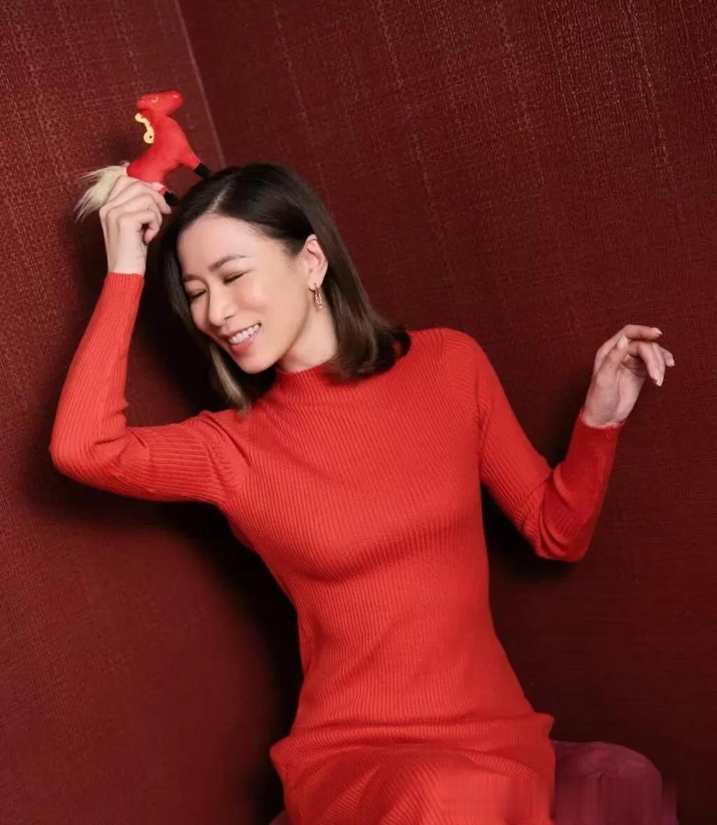 佘诗曼越来越放得开!穿红色露背裙,身材惹人慕!