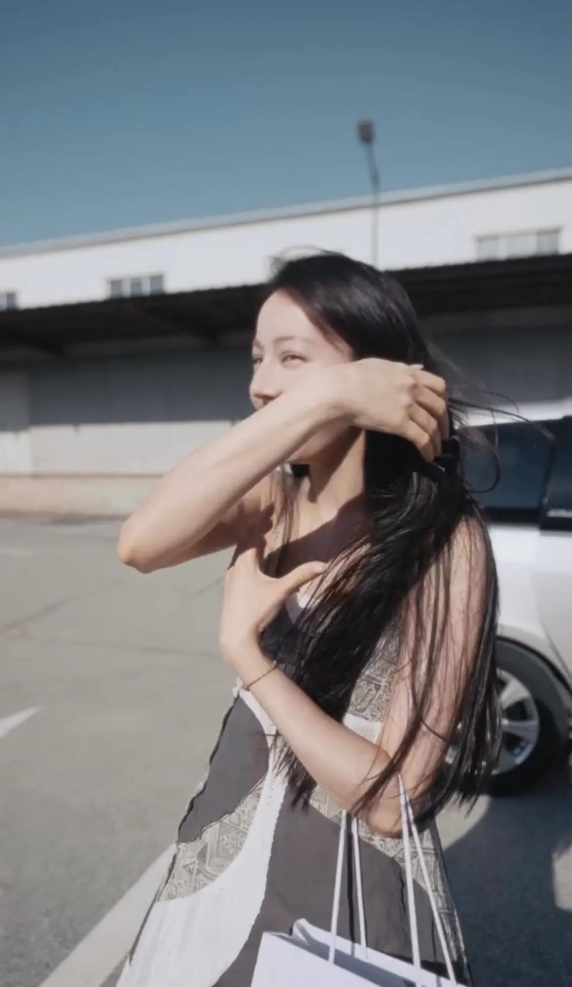 刘亦菲爱吃肉,杨幂穿睡衣上班,迪丽热巴又捂上了,宋佳私服帅气