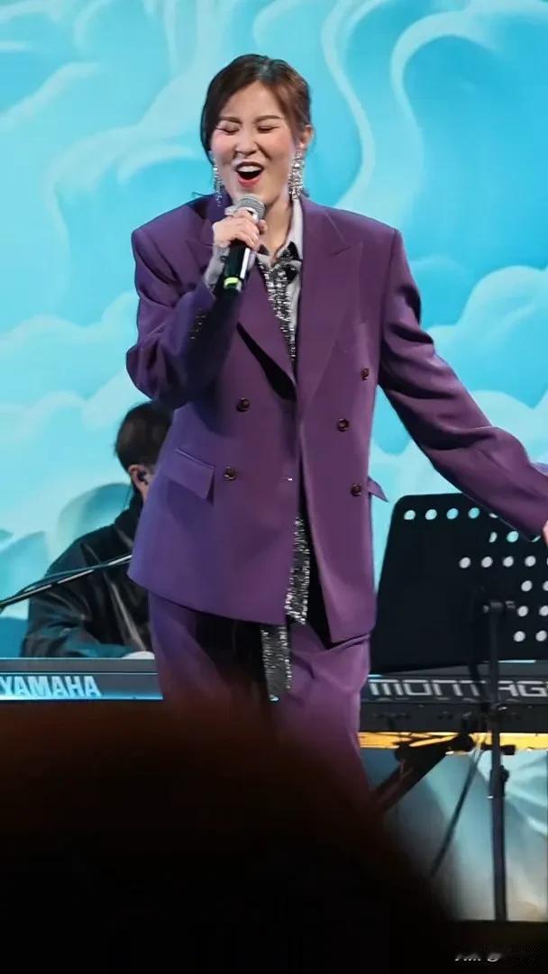 TVB小花刘佩玥首开个唱 表情管理成焦点 网友评价面部很狰狞