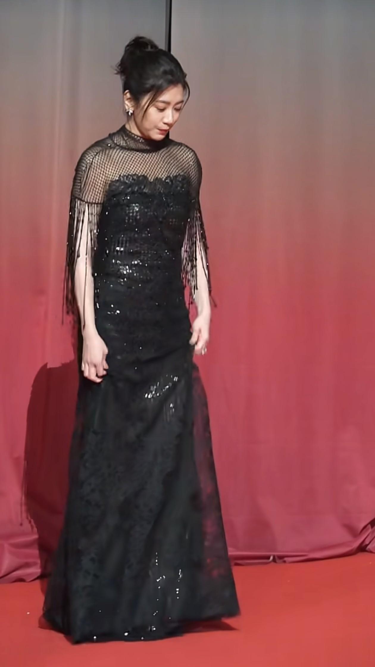 51岁贾静雯红毯穿搭:丸子头+黑色露背裙,减龄高级,颜值真抗打