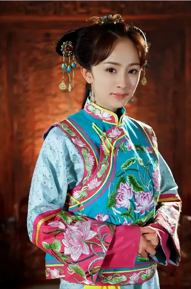 杨幂登台踩裙摆摔倒,2秒淡定救场,依旧是刘恺威高攀不起的存在