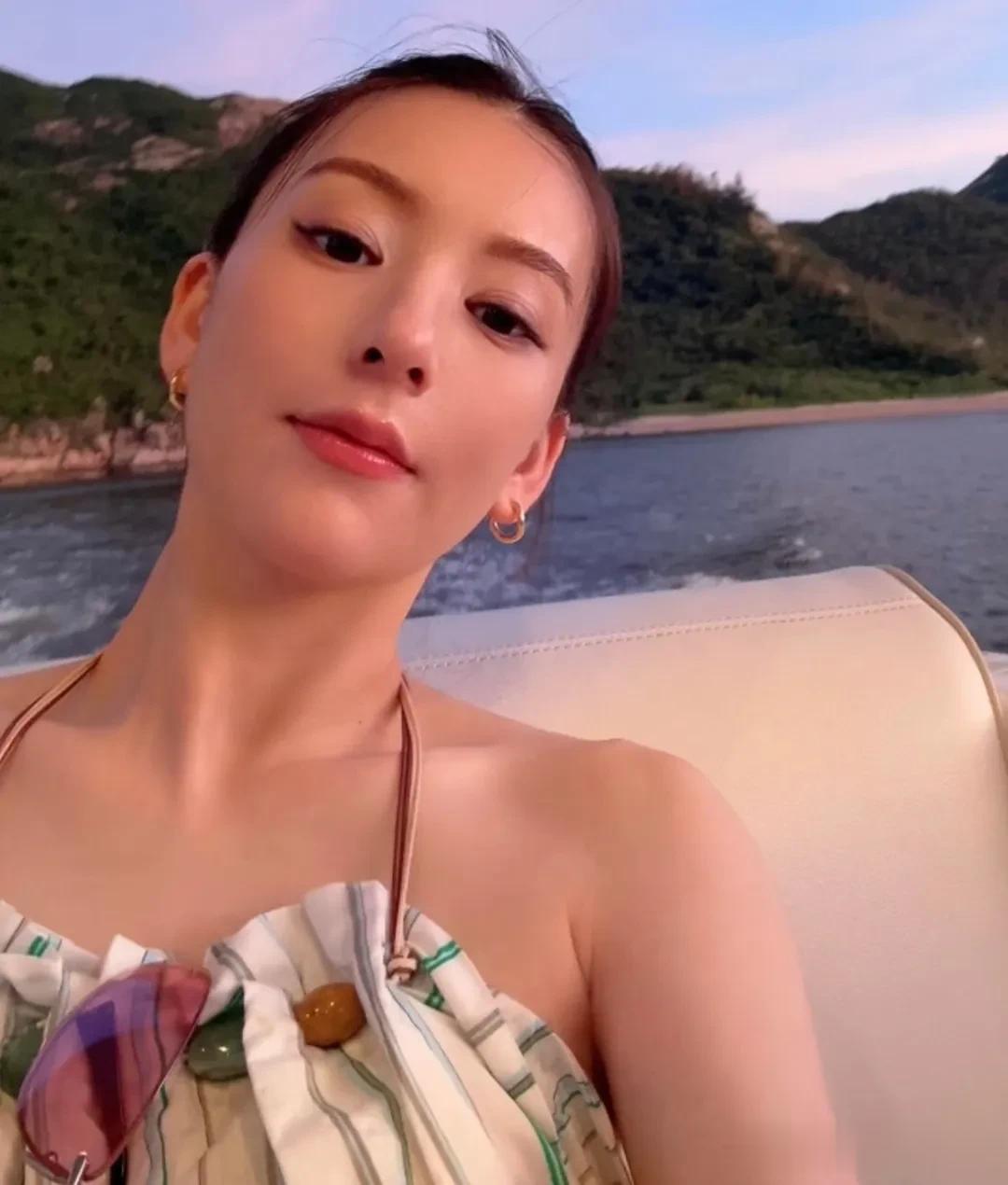 郭富城老婆出海散心!方媛穿3000元长裙腰好细,怀老三面相变了