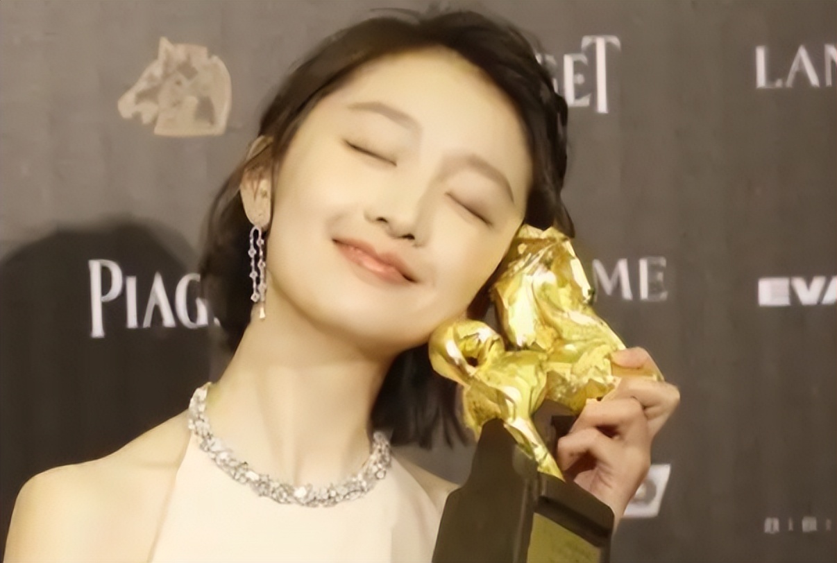 张艺谋也没想到，33岁“争议缠身”的周冬雨，竟走上一条上坡路