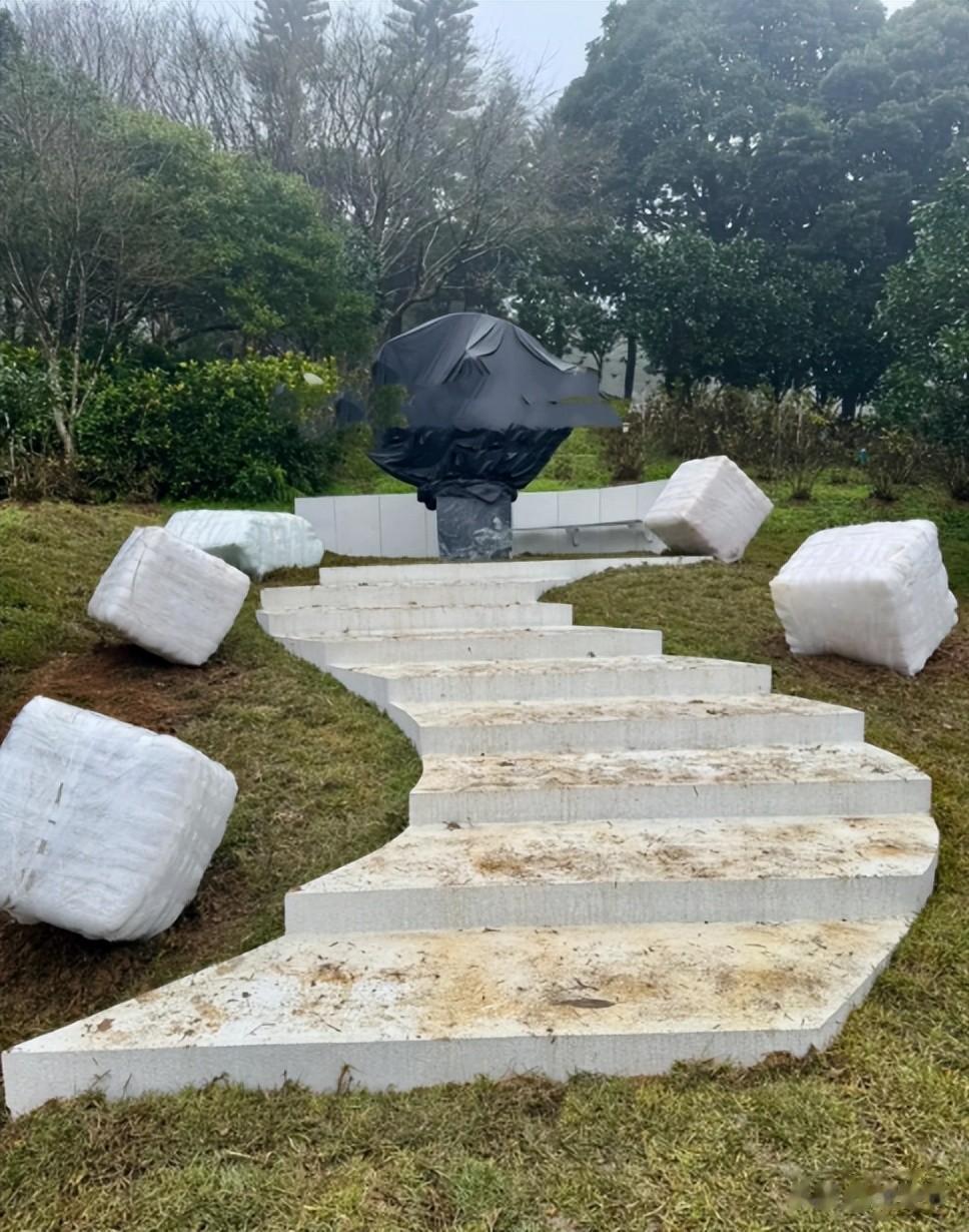 曝大S纪念雕像完工！白色S型台阶藏爱意，汪小菲和S家将签字和解
