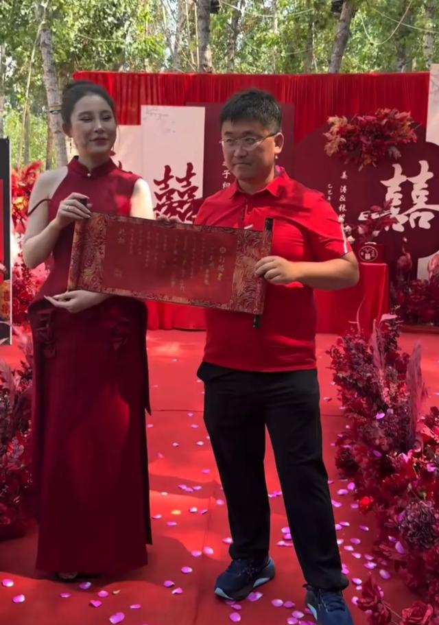 40岁百万粉丝网红姜涛订婚!与小9岁女友甜蜜互动,仪式感十足