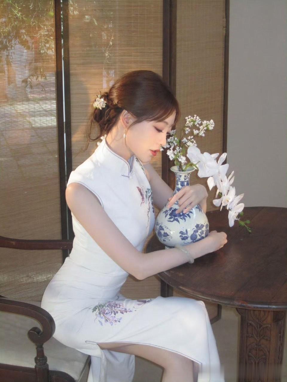 祝绪丹穿白色旗袍,古典雅致美如画中仙!