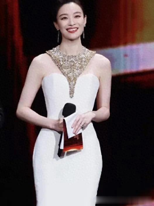 倪妮的“高级脸”真惊艳！一袭白色修身裙+盘发，高贵又优雅！