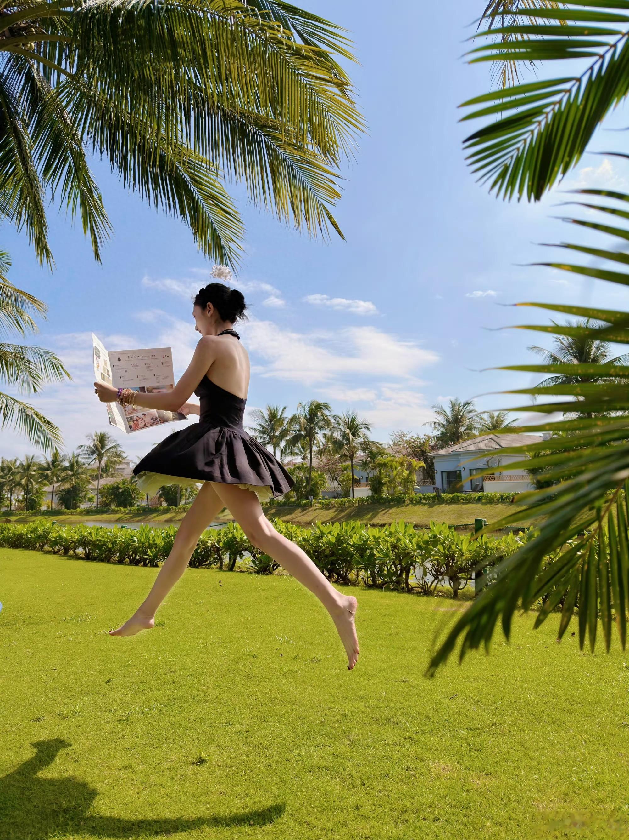 彭小苒新年晒照 穿露背裙空中跳芭蕾秀美腿