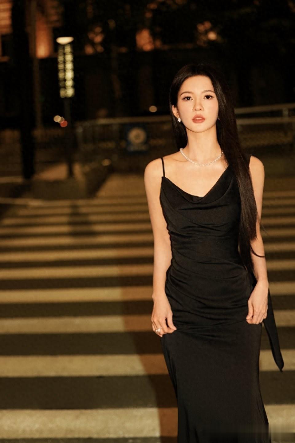 刘些宁黑裙夜色大片,优雅又迷人超惊艳!