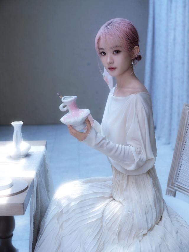 赵丽颖时尚变身：丝绒闪钻裙与优雅长裙，完美展现多元魅力！