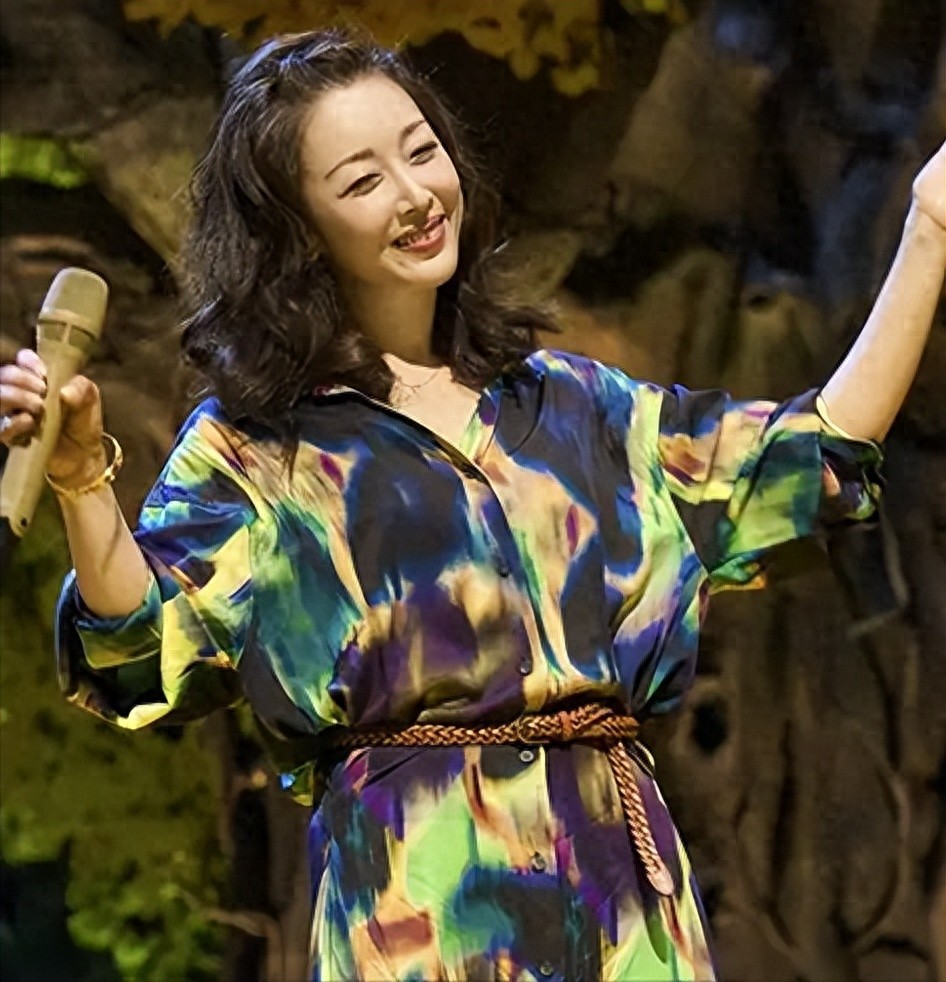 33岁嫁大9岁十亿富豪,生了一个冠军儿子,如今53岁越活越年轻