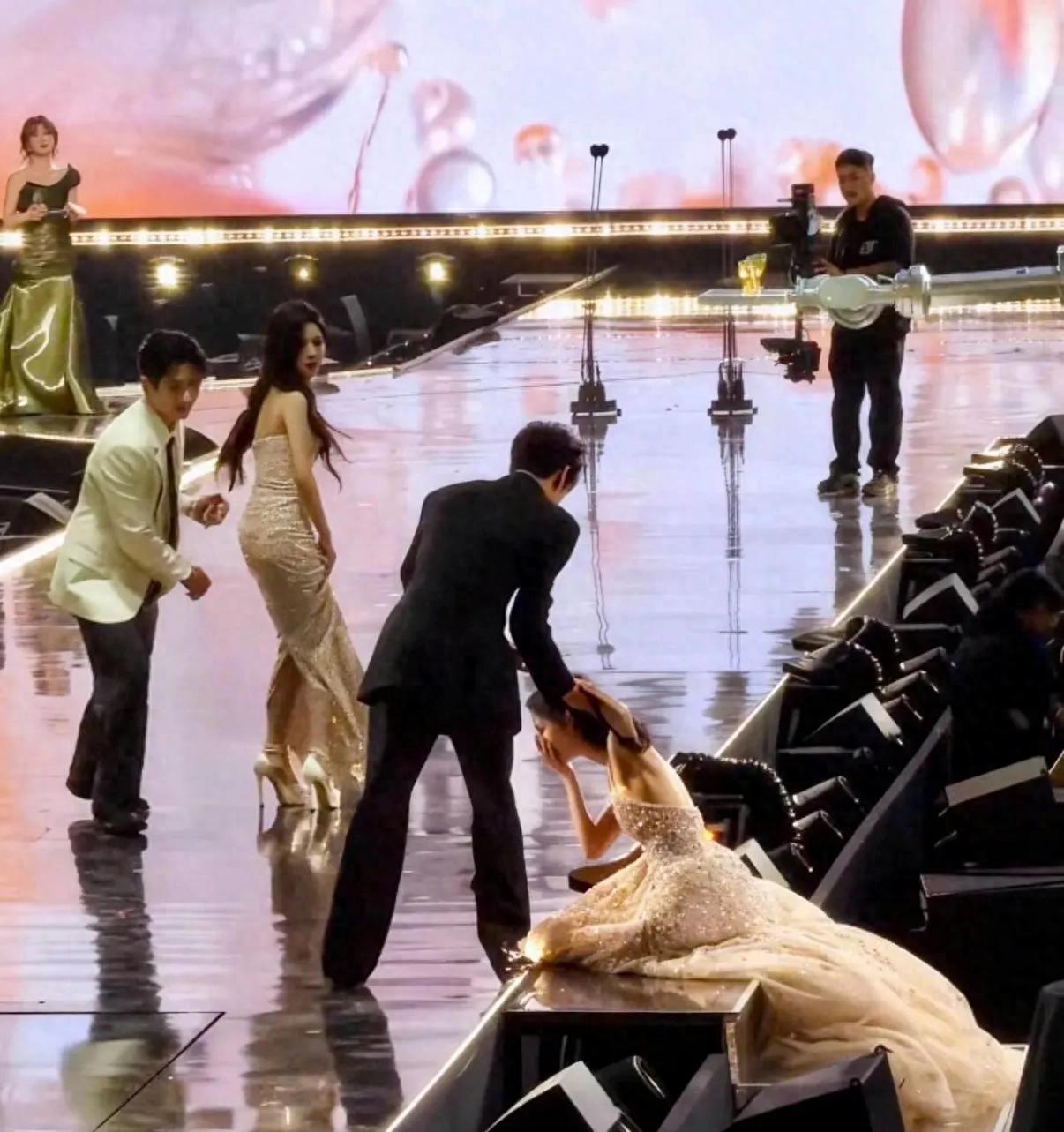 孟姐的“名场面”还得看她自己，一跤摔出三个热搜，吓到四位嘉宾