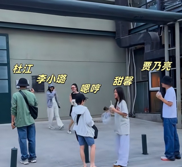 离婚6年，李小璐贾乃亮释怀了，甜馨却还在怀念，发16张旧照心酸