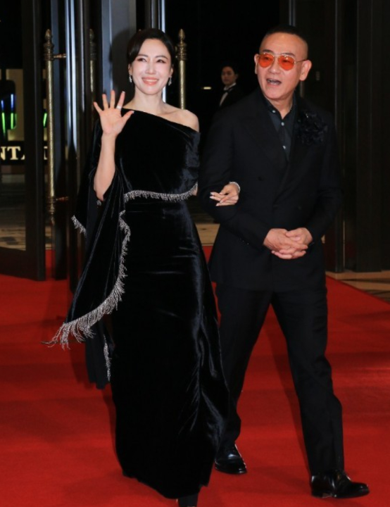 看TVB颁奖礼红毯上的女星，真的捏了一把汗！香港娱乐圈完了