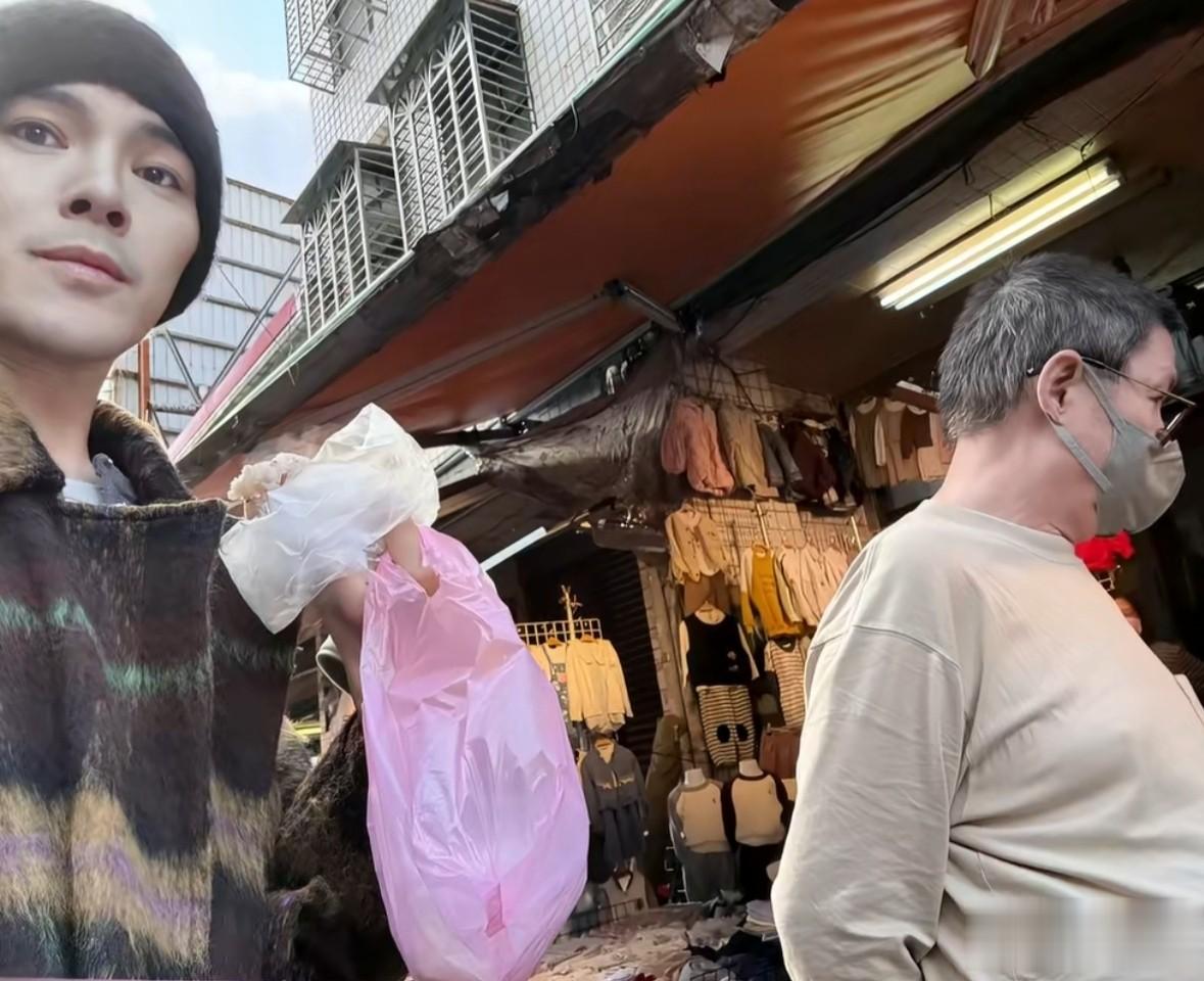 向佐回台湾看孩子，晒一家四口合照，说郭碧婷是最佳守护者