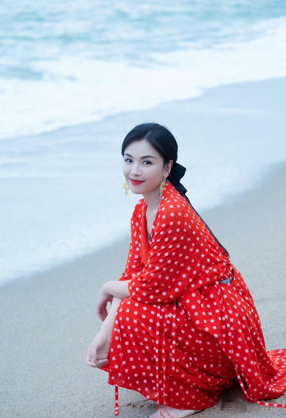 刘涛晒海边美照,一席红色长裙好阳光明媚呀,47岁依旧活力四射!