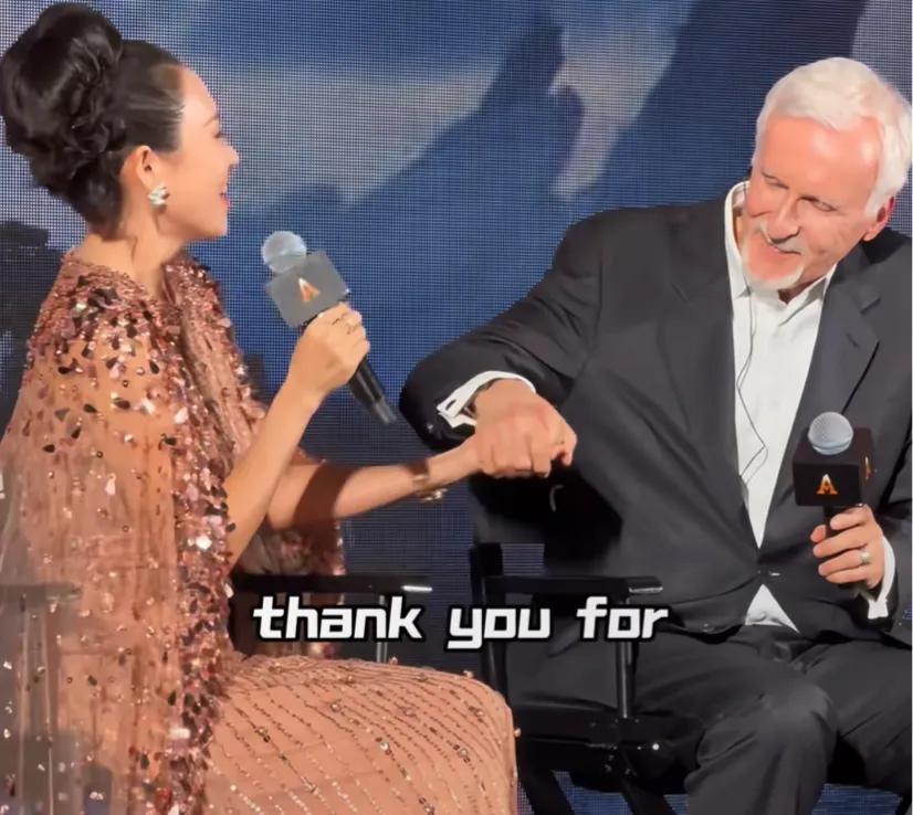 章子怡现身阿凡达3首映！一身金色战袍像女王，和卡神用英文热聊