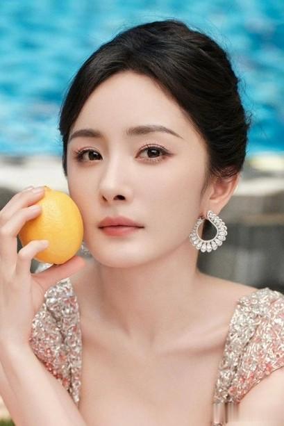 39岁杨幂为啥还能圈路人？生图争议不断，为啥偶遇都夸真实？