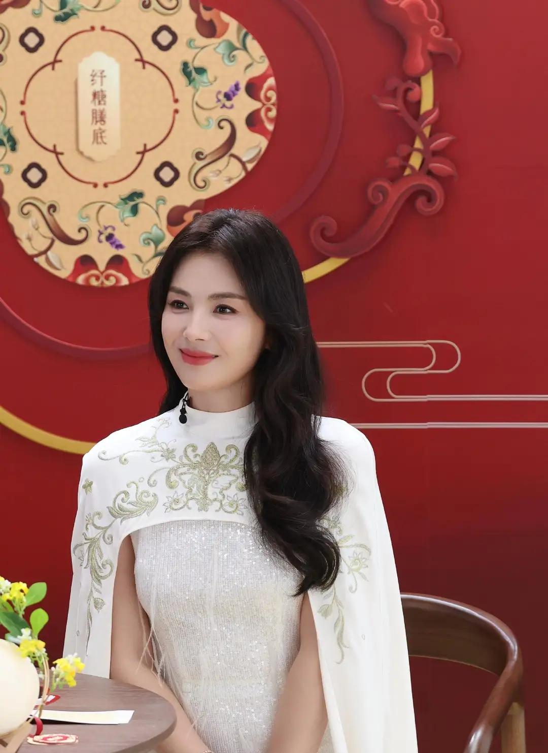 刘涛穿白色国风披肩连衣裙，优雅诠释东方美