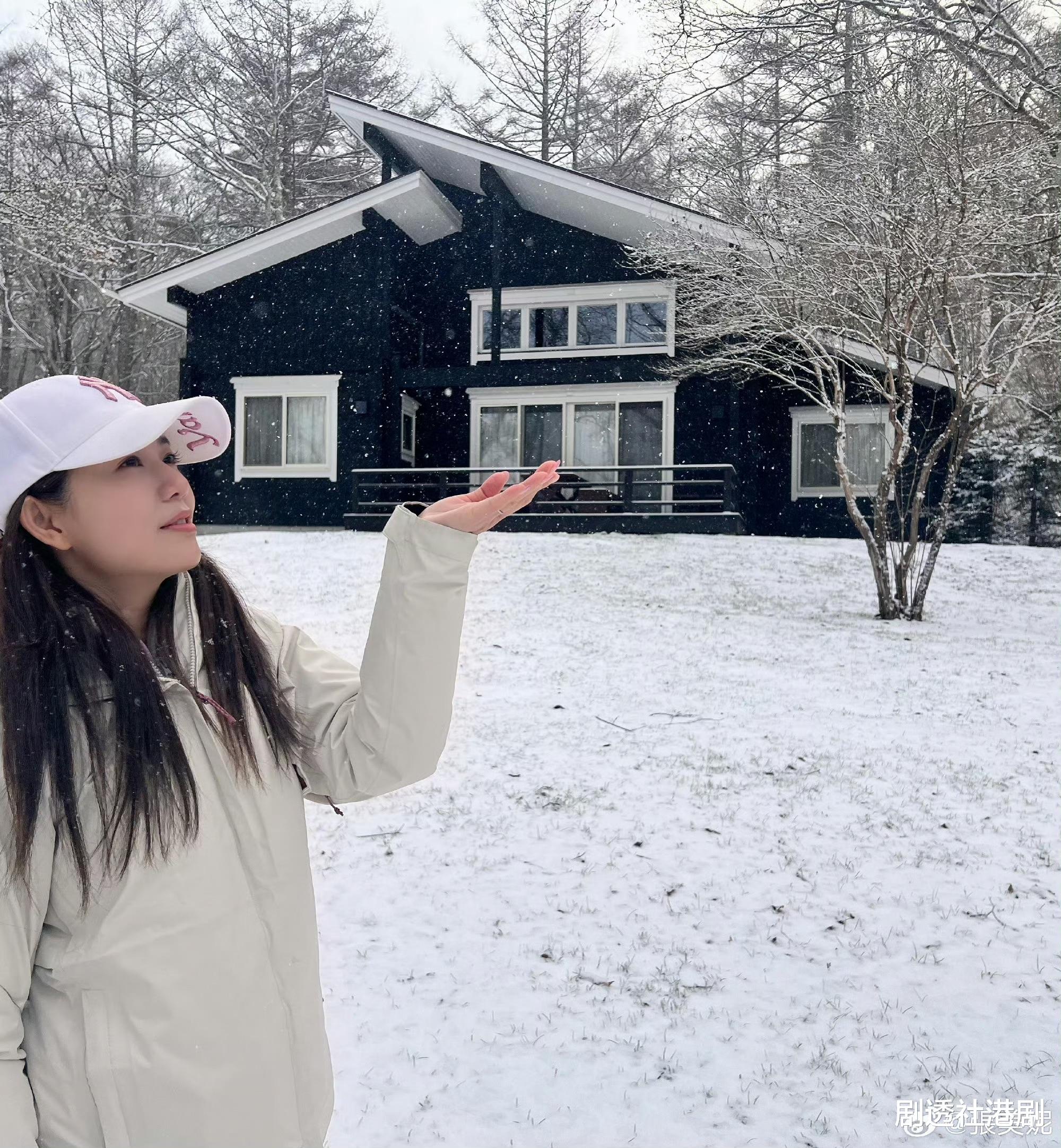 甜蜜放闪!TVB知名女星一家三口游越南,老公送惊喜深情献吻