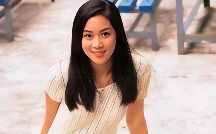 42岁徐子淇登Vogue封面！金发浓妆变化大，李兆基去世后她变自由