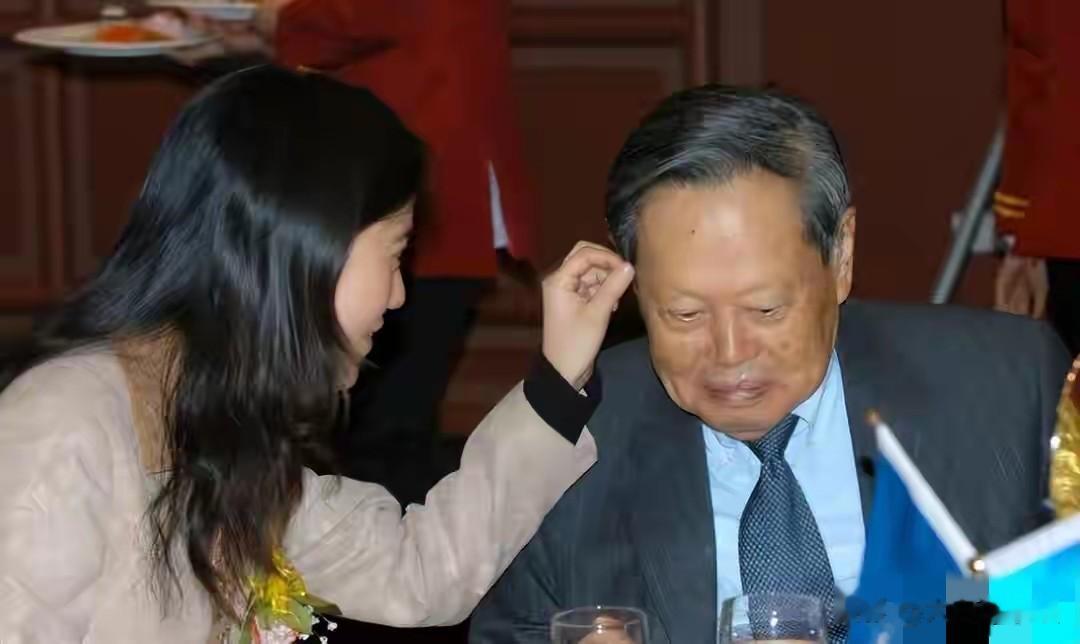 杨振宁去世近两个月后,翁帆首次发声,当场落泪!