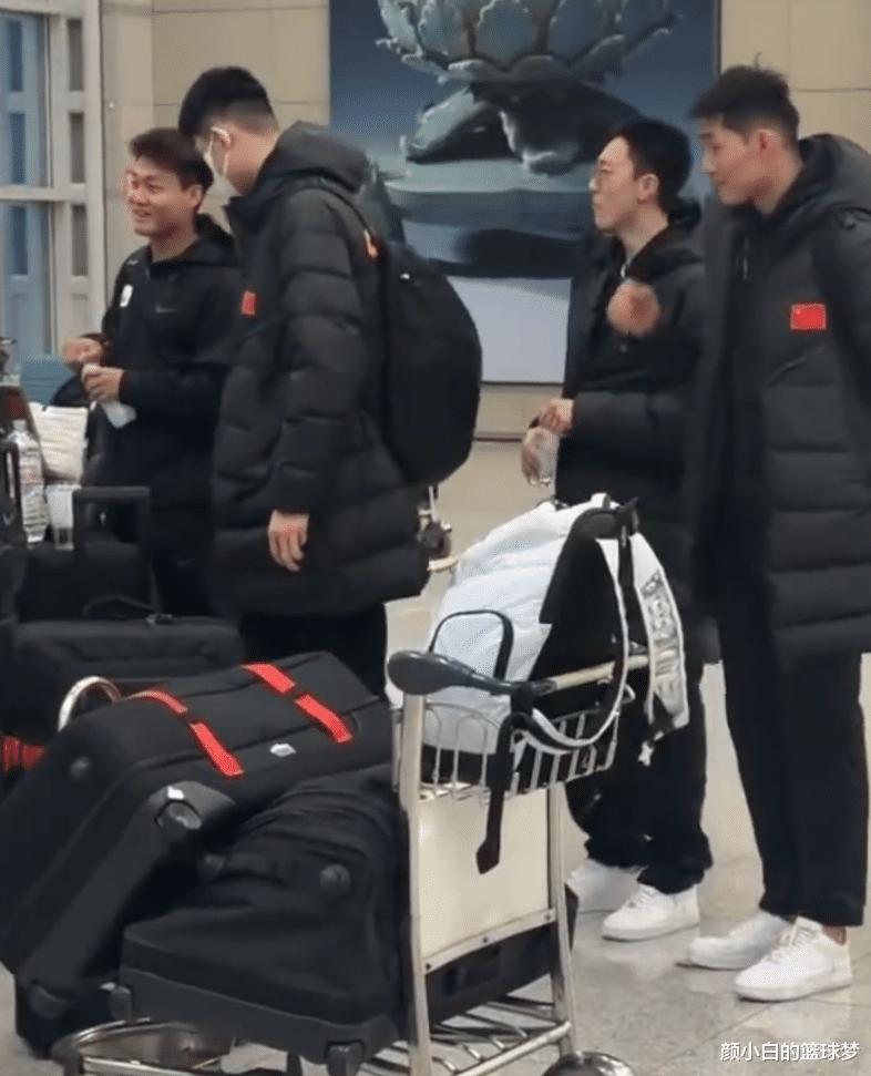 中国男篮抵达韩国！韩媒分析赵睿大概率出战：为国家荣誉带伤鏖战