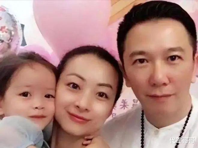 演员温兆伦近况:定居北京,61岁不显老依然帅气,10岁女儿很漂亮