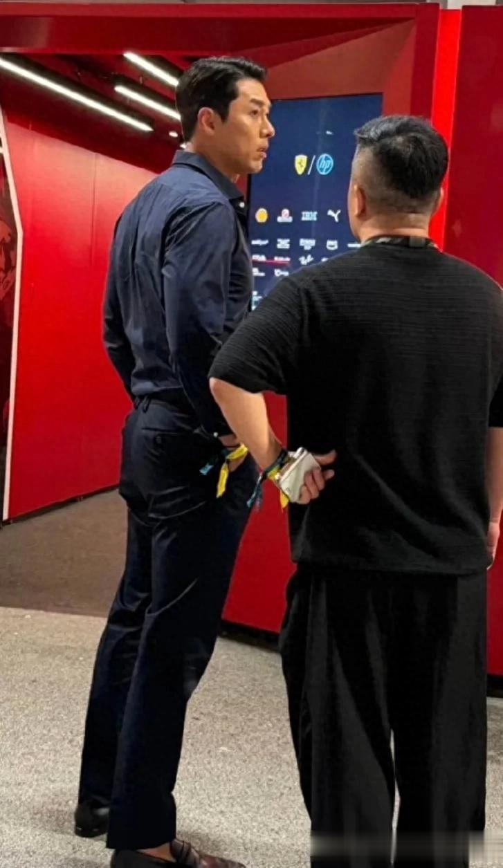 43岁玄彬现身F1赛车,依然是法拉利!