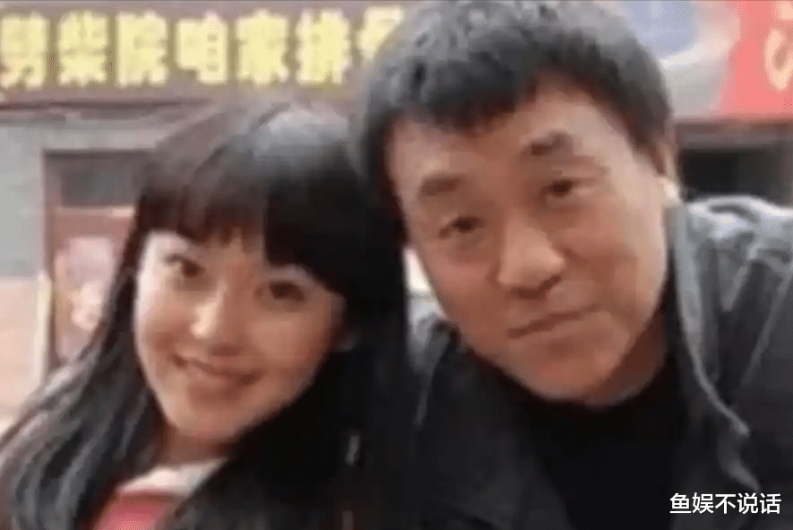 何冰：吃饭白捡一个媳妇，结婚后被拿捏26年，她到底有什么魅力？