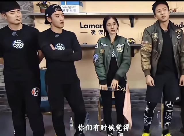 杨颖终于尝到不红的滋味了 进场时想给粉丝摆pose，结果被一把拉走