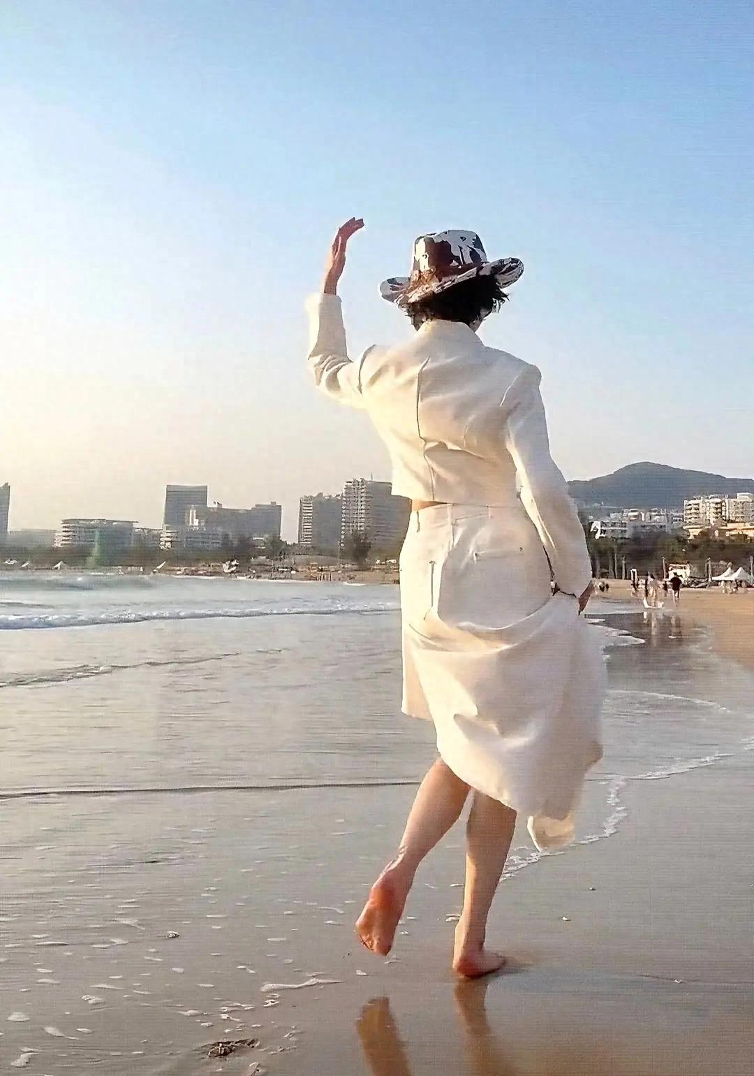 万茜光脚提裙海边奔跑,太美了!