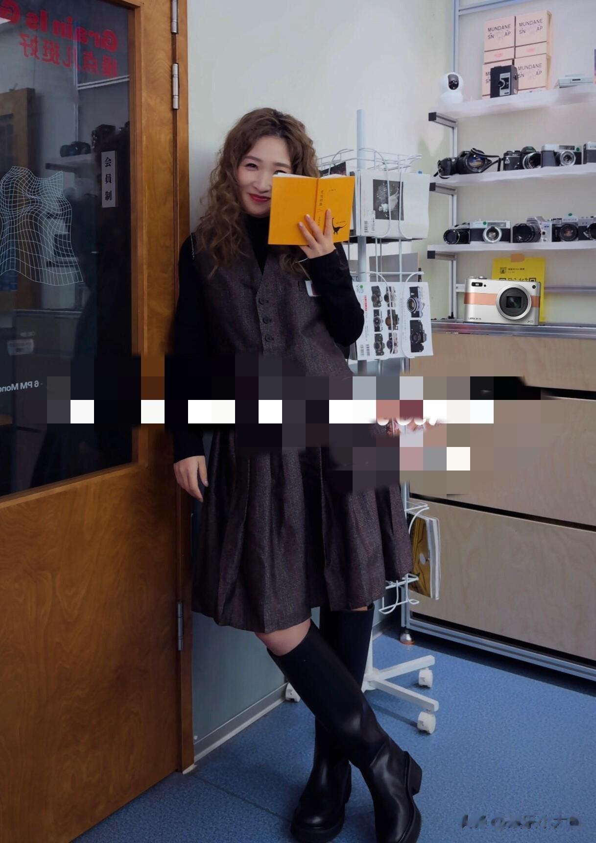 刘诗雯尝试羊毛卷新发型，穿棕色马甲搭配百褶裙，美得温柔又可爱