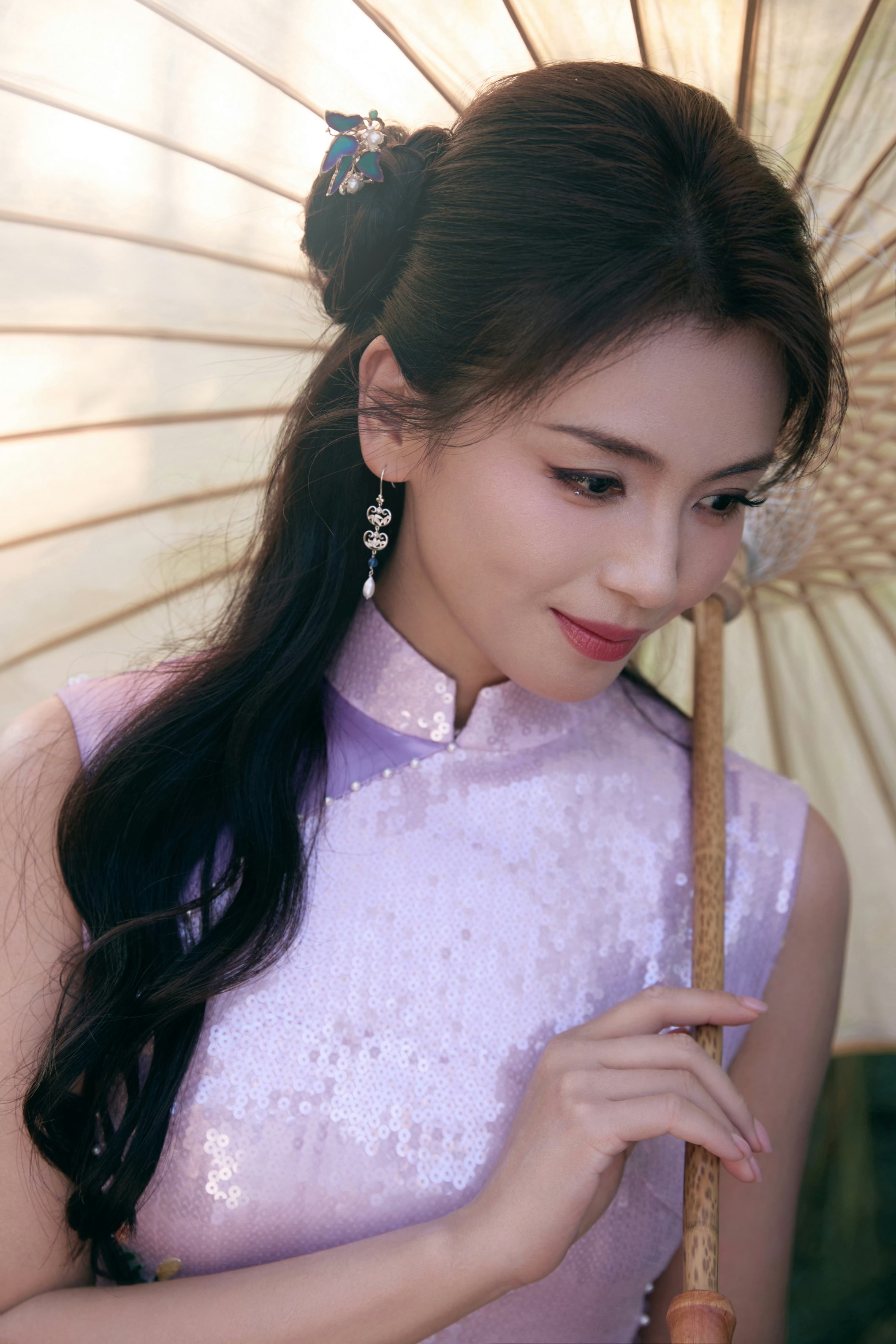 刘涛美妈,轻执罗扇,身着粉色旗袍,尽显成熟风韵