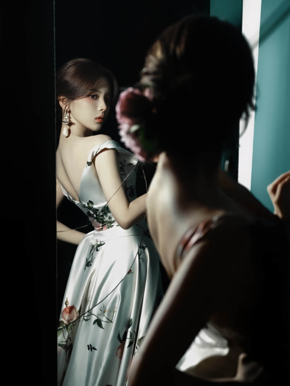 杨超越妹妹露背装美拍，脚踩红色高跟鞋真拽