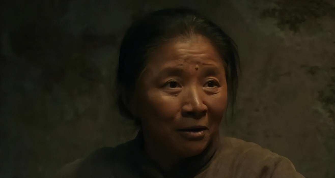 演戏40年不接广告,不上热搜,66岁爆火,活成荧幕的“母亲原型”