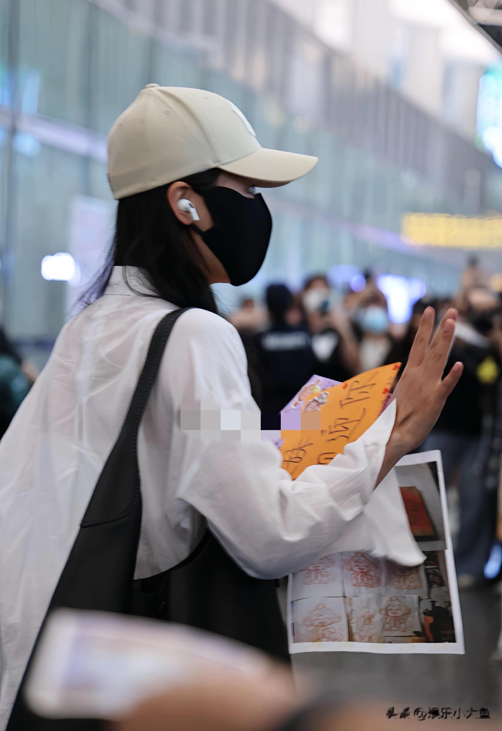 陈丽君抵达广州机场照，人气爆棚，美拉德风工装夹克私服穿搭好美